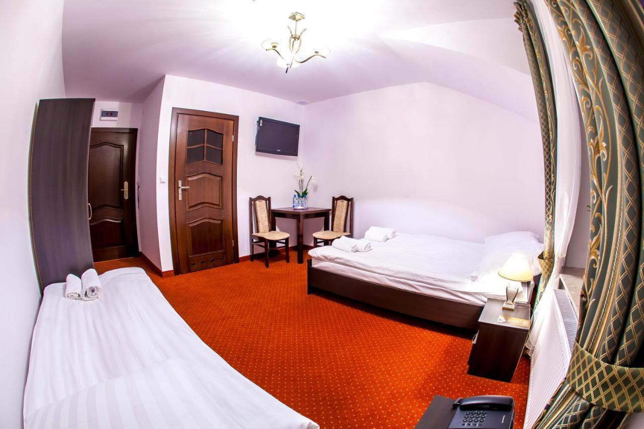 Hotel "Xavier" Lubycza Krolewska Экстерьер фото