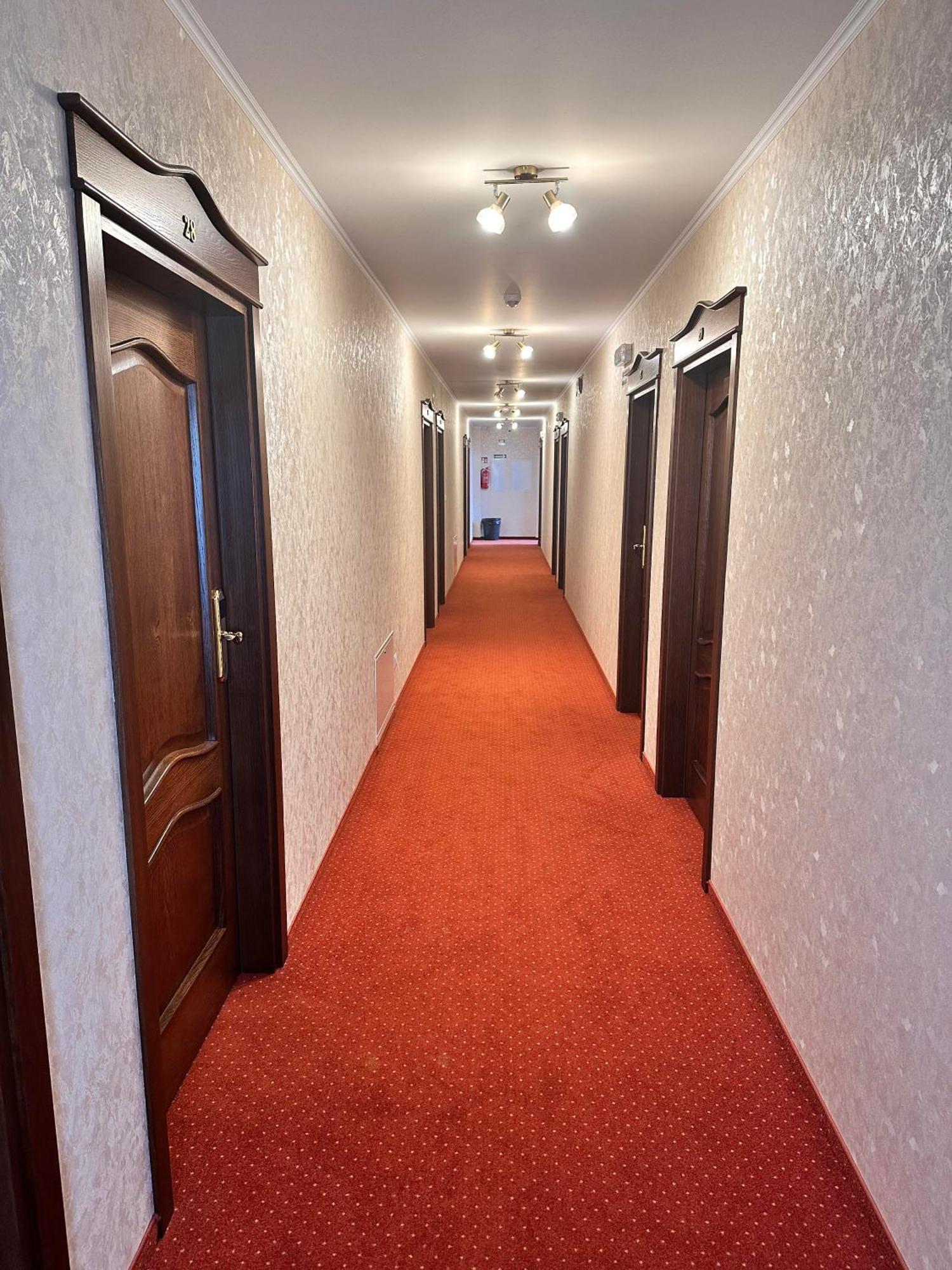 Hotel "Xavier" Lubycza Krolewska Экстерьер фото