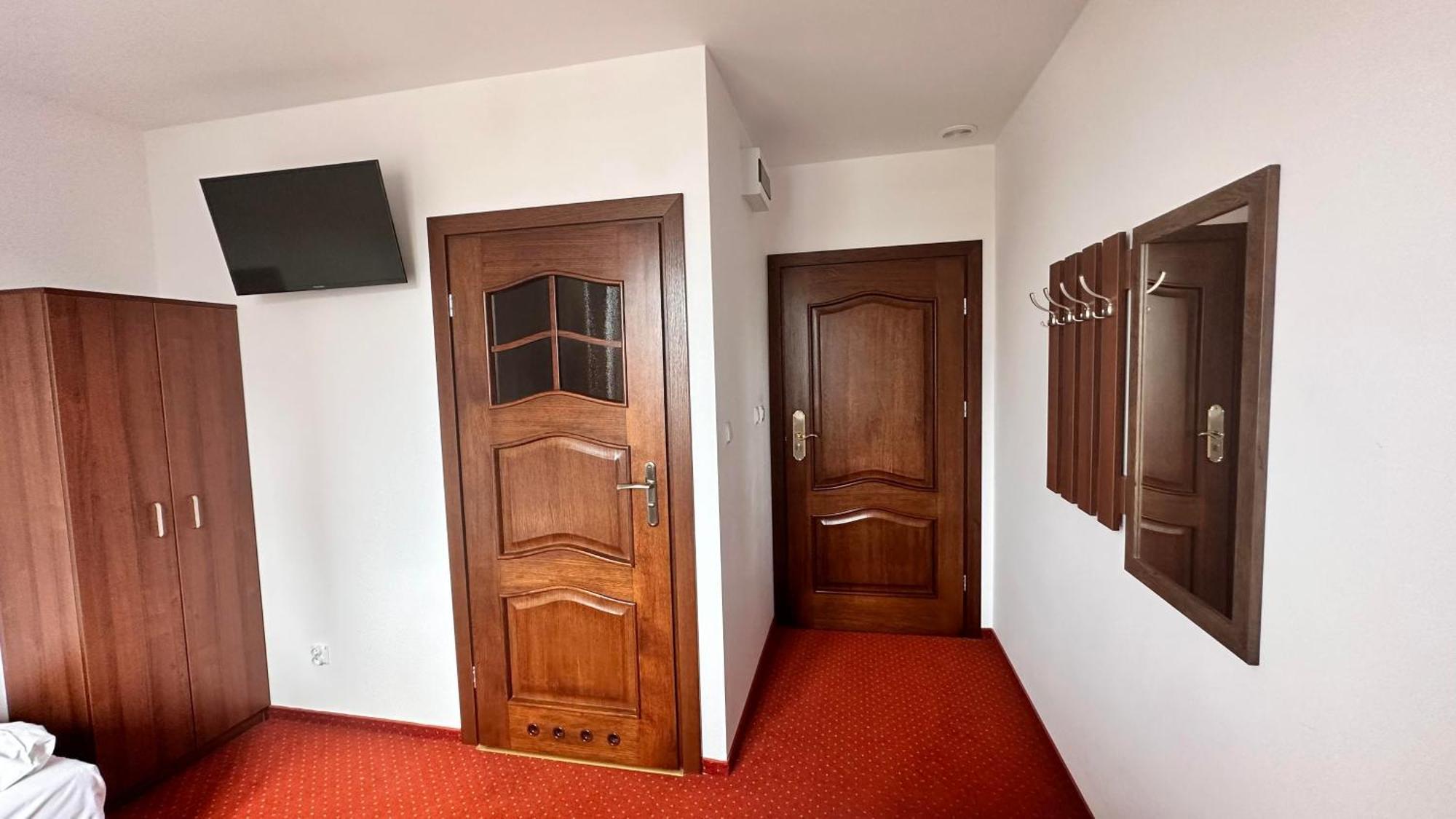 Hotel "Xavier" Lubycza Krolewska Экстерьер фото
